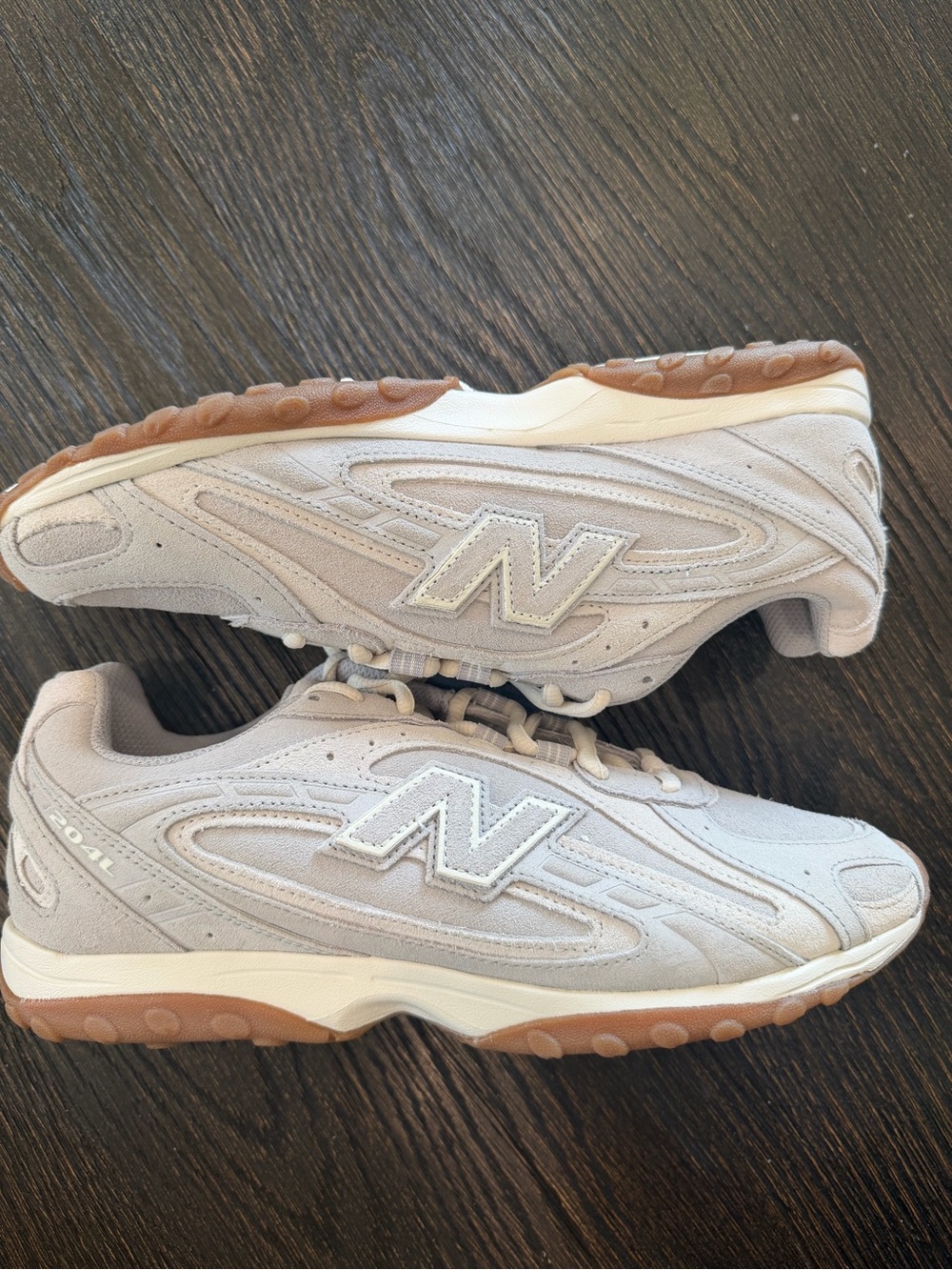 New Balance 204L UNISEX 
SIZE 10 women 8.5 men—-new